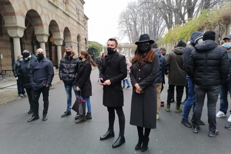 Ceca Ražnatović sva u crnom stigla na sahranu velikog Džeja (FOTO, VIDEO)