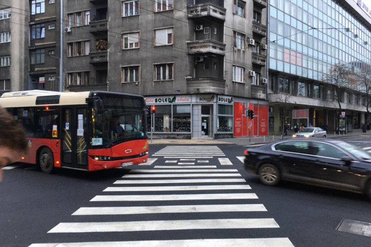 Udes u centru Beograda: Sudar automobila i trolejbusa napravio zastoj u saobraćaju (FOTO)