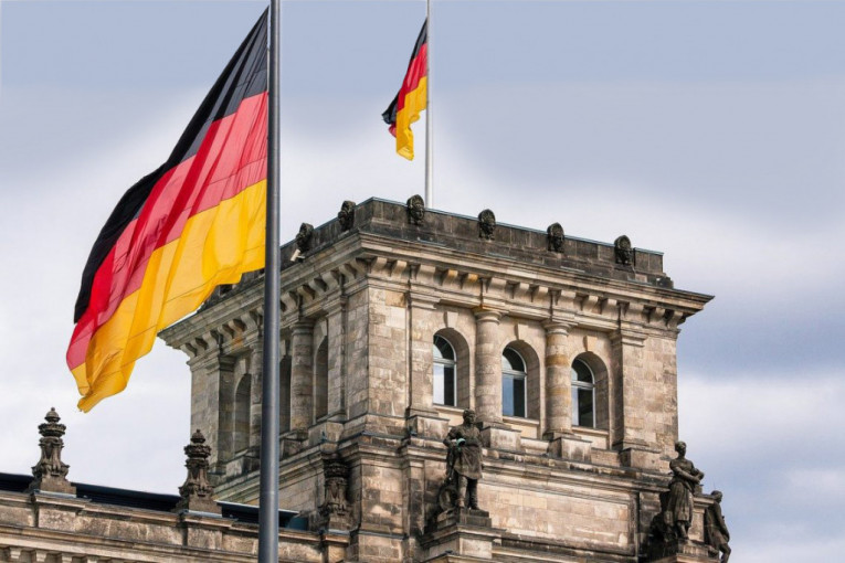 Mere širom Nemačke "šarene": Merkelova preuzima komandu