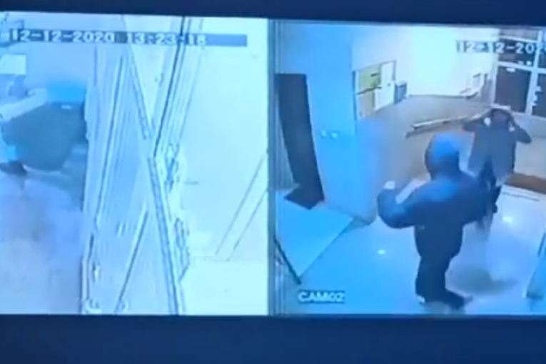 Izbo mladića u njegovoj zgradi, pa pobegao: Uhapšen napadač sa snimka (VIDEO)