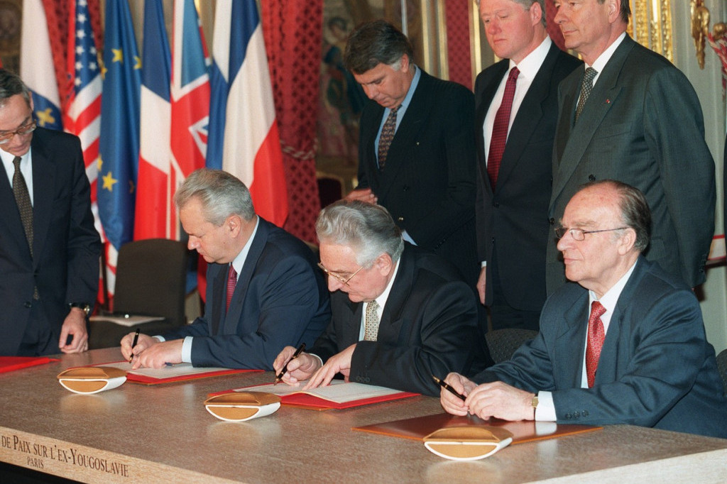 Napad na policajca ispred Palate Republike: Prišao mu sa leđa i krenuo da ga davi (VIDEO)