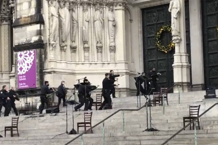 Pucnjava ispred crkve na Menhetnu! Napadač otvorio vatru na hor i policiju (VIDEO, FOTO)