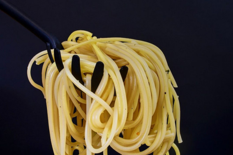 Mnogi misle da je višak, a zapravo je praktična: Znate li čemu služi rupa na kašici za špagete?