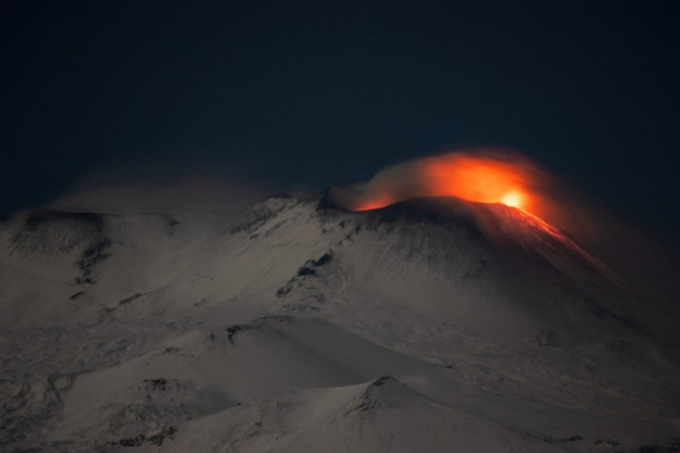 Probudila se Etna: Lava letela 100 metara uvis, pepeo prekrio sela (VIDEO)