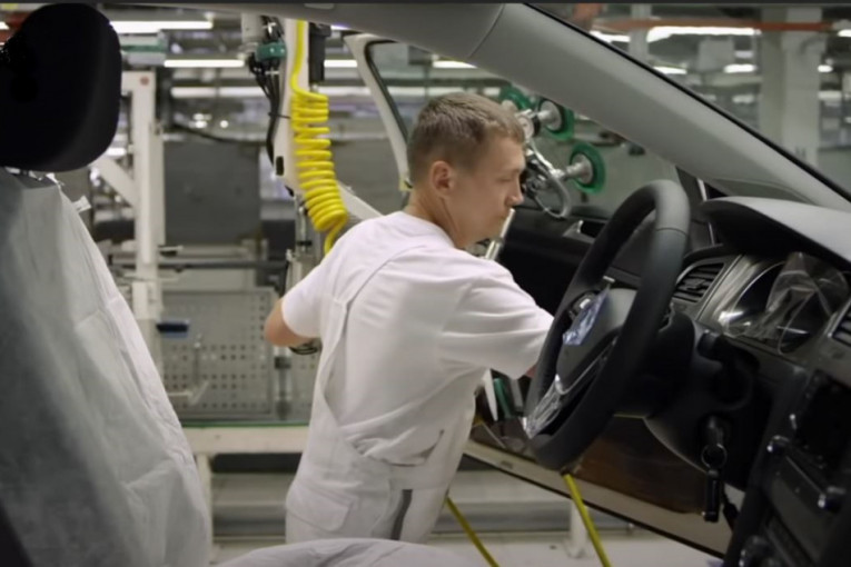 Nemački automobilski sektor: Prelazak na e-mobilnost gasi 180.000 radnih mesta