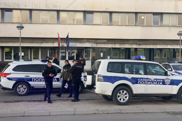 Kriminalac uhapšen sa značkom Državne bezbednosti i blinkerima: Još jedna uspešna akcija policije u Novom Pazaru
