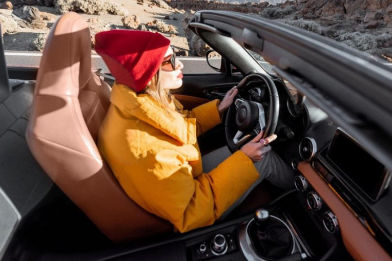 Zimska opasnost za koju niste znali: Ne vozite u debelim jaknama i kaputima zbog rizika od ozbiljnih povreda