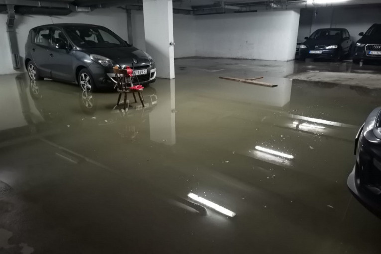 Pukla cev u Vojvode Vlahovića: Cela garaža "pliva", voda došla do lifta (FOTO)