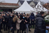Darko Lazić van sebe na očevoj sahrani: Pevačeva majka jedva stoji od tuge za mužem (FOTO)