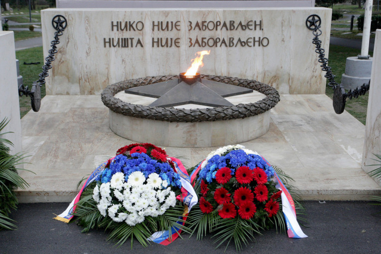 Upaljena večna vatra: Lavrov sa Vučićem položio vence na grob patrijarha, pročitano pismo predsednika Putina srpskom narodu (FOTO)
