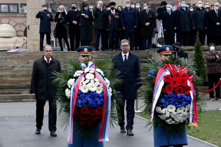 Poseta Sergeja Lavrova: Polaganje venaca na spomenik "Večna vatra", odlazak u Hram, Putinovo pismo...