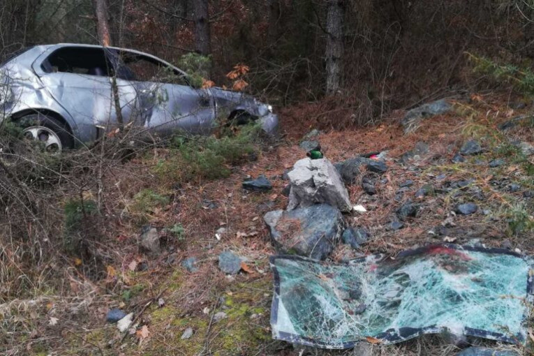 Stravična nesreća kod Priboja: Automobil pun tinejdžera sleteo s puta, dvoje od njih zadobilo povrede opasne po život (FOTO)
