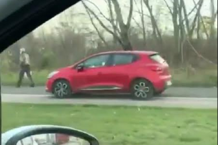 Bahatost vozača bez granica: Projurio trotoarom pored pešaka (VIDEO)
