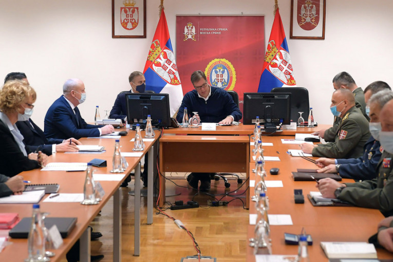 Predsednik Vučić prisustvovao kolegijumu Vojske Srbije: Ključno pitanje - opremanje odbrane zemlje