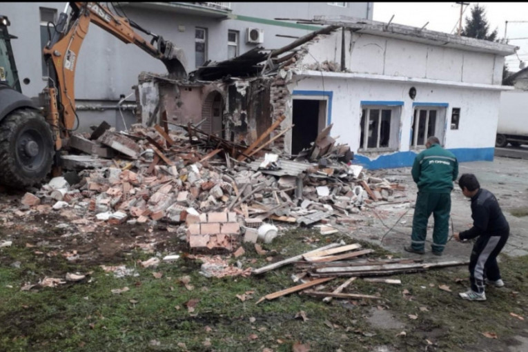 Divlja gradnja u Surčinu: Srušena dva bespravna objekta