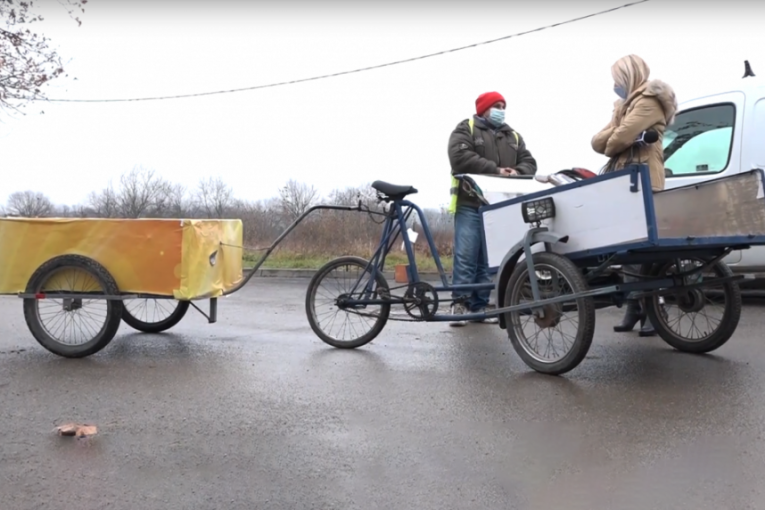 Solarni tricikl: Šaban prevozi sekundarne sirovine, a svoje vozilo obogatio je dodacima