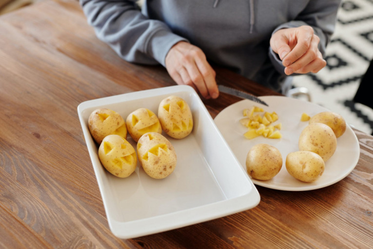 Uz ovaj trik oljuštićete krompir za nekoliko sekundi (VIDEO)