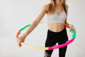 Vežbanje s hulahopom ima pet koristi za vaše telo, a jedna je skidanje stomačića