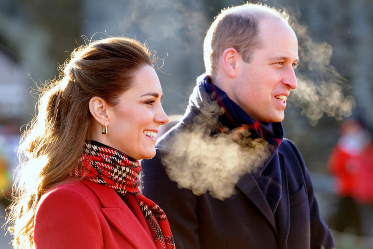 Princ Vilijam i Kejt objavili porodičnu fotografiju: Jedan detalj je svima zapao za oko