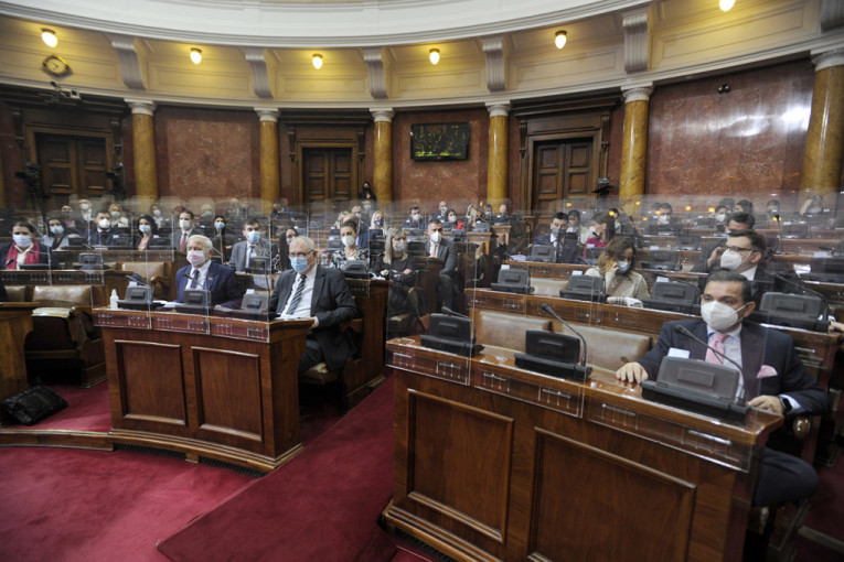 Skupština Srbije izglasala set poreskih i finansijskih zakona
