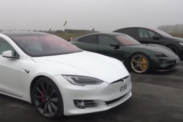 Sudar titana: Na crtu stala dva najpoželjnija električna automobila - "tesla" i "porše" (VIDEO)