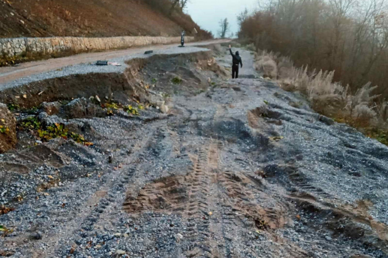 Na ovom mestu turisti navigacijom vrlo često budu navučeni na tanak led: Put koji spaja Srbiju sa Crnom Gorom nije čak ni asfaltiran (FOTO/VIDEO)