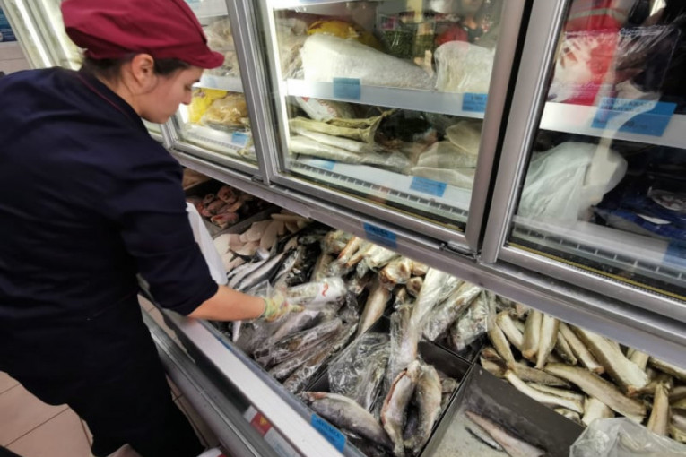 Neviđeno za Svetog Nikolu: Ispred ribarnica nema dugih redova, a riba se kupuje na komad