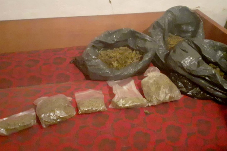 Dečaci u Zemunu diluju drogu: Maloletna braća u šteku skrivala dve kese marihuane!