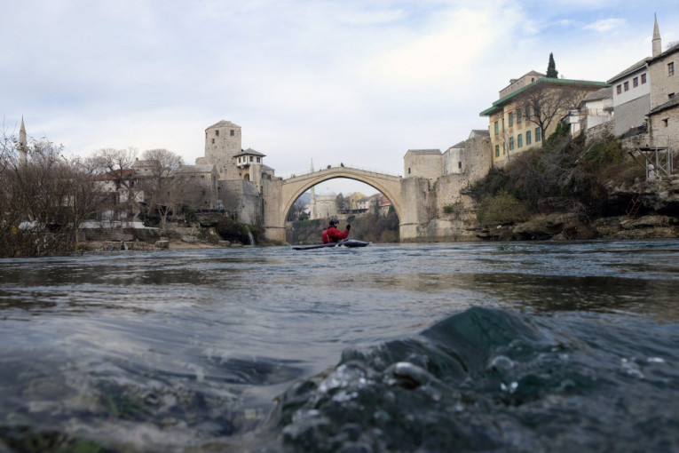 Neretva divlja u Mostaru: Poplavila plato ispred mosta, građani u strahu, saobraćaj obustavljen (VIDEO)