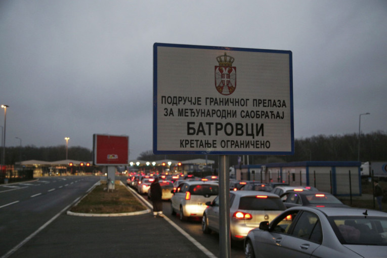 Kilometarske kolone na granicama: Na ulazak u Srbiju se čeka po nekoliko sati