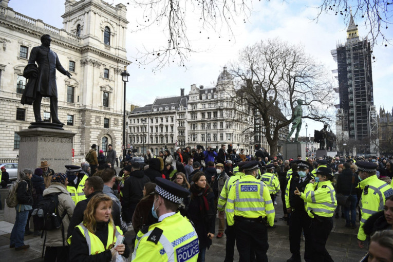 Haos na ulicama Londona: Masovna hapšenja na demonstracijama protiv mera vlade (VIDEO)