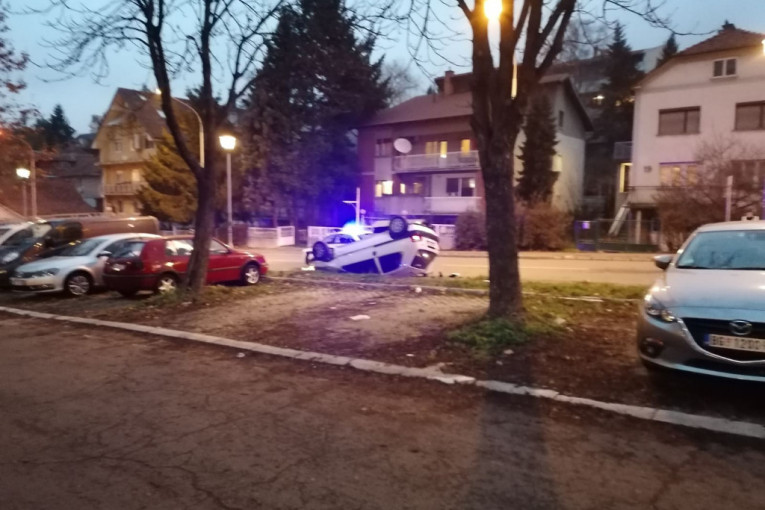 Sudar u Beogradu: Automobil završio na krovu, drugi u dvorištu!