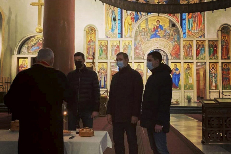 Srećna slava, sve najbolje vam žele Vučići: Predsednik Srbije u crkvi sa sinom i bratom