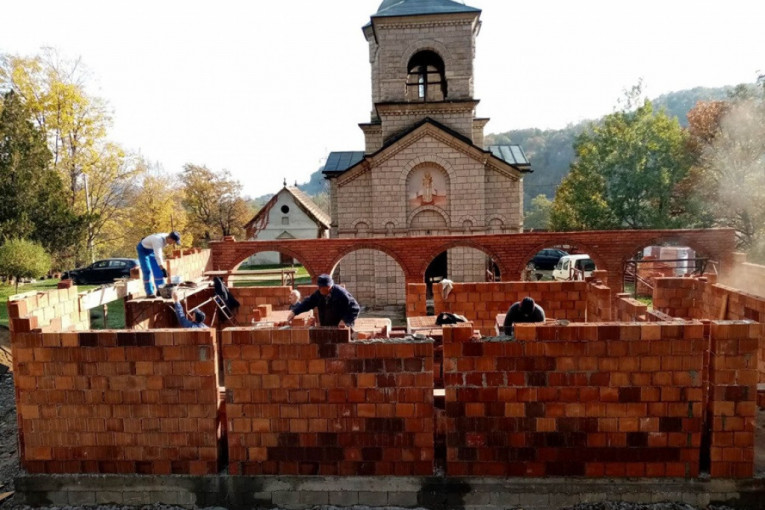 Slogom komšija četiri sela gradi se crkveni konak u Vojkovcima (FOTO)