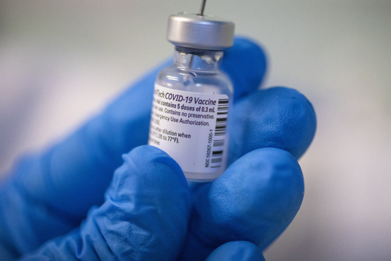 SAD odobrile: Iz jedne bočice Fajzerove vakcine može da se uzima i šest doza