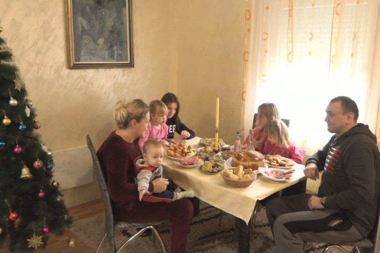 Kaplarevići ne zaboravljaju srpske običaje: Uz kolač, sveću i porodicu na okupu proslavili Nikoljdan (FOTO)