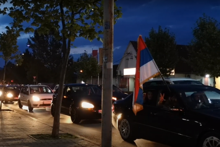 Incident na ulicama Nikšića: Milove pristalice bacale kamenice na kolonu pristalica aktuelne vlasti