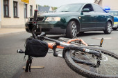 Nesreća u Nišu: Tinejdžer (16) jurio biciklom, pa podleteo pod džip!