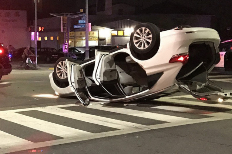 Žena uletela automobilom u restoran: Povređeno šest osoba