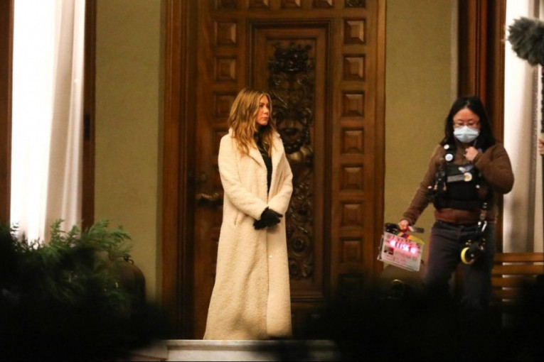 Obucite ćebe: Dženifer Aniston u mekanom kaputu koji je apsolutni trend ove sezone