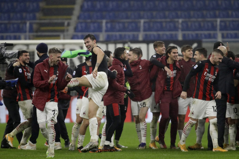 Milan startuje sa prve pozicije u 2021. godini, navijači bakljadom ispratili igrače na San Siro (video)