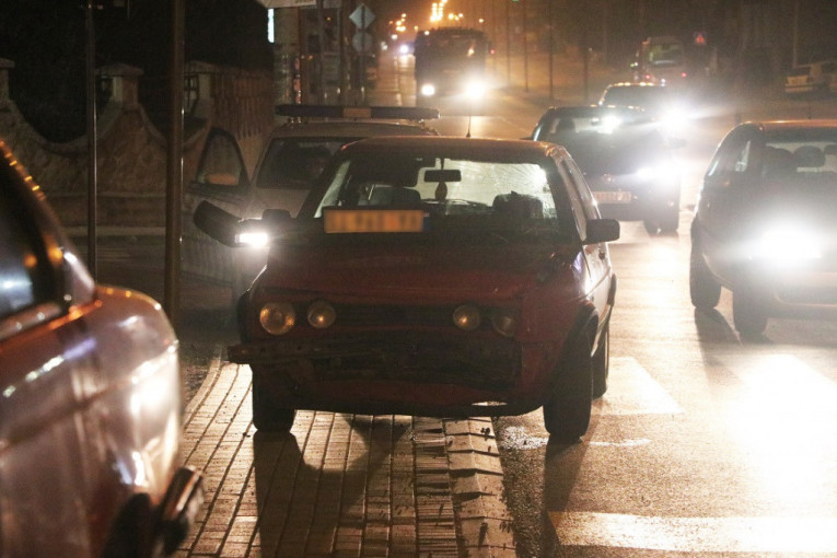 Nesreća u Čačku: Udario ženu i dete, pokušao da pobegne i izazvao direktan sudar (FOTO)