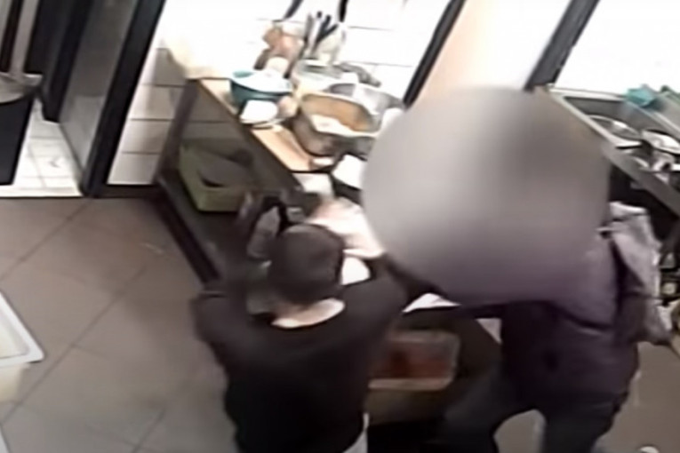 Kamere zabeležile jezivu scenu: Napao radnika fast fuda, pa ga izbo makazama (VIDEO)