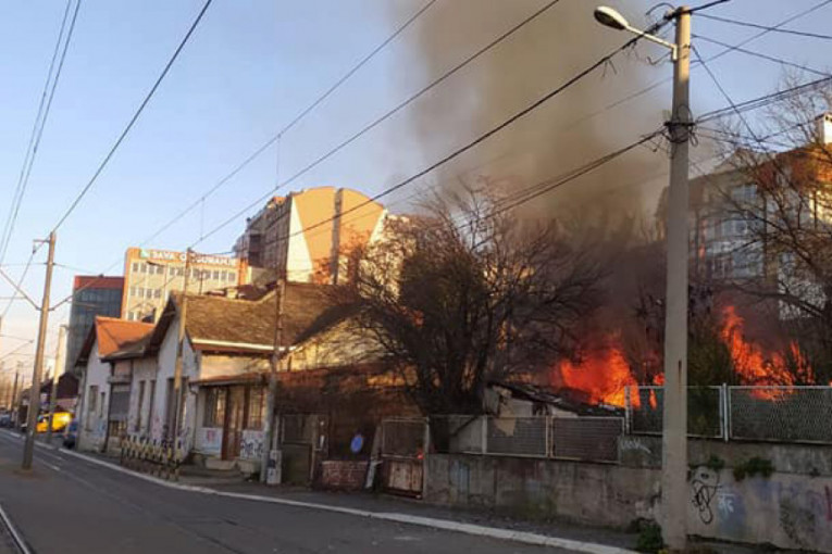 Užasan požar kod Sajma: Izgorela porodična kuća, devet vatrogasaca se borilo sa vatrenom stihijom