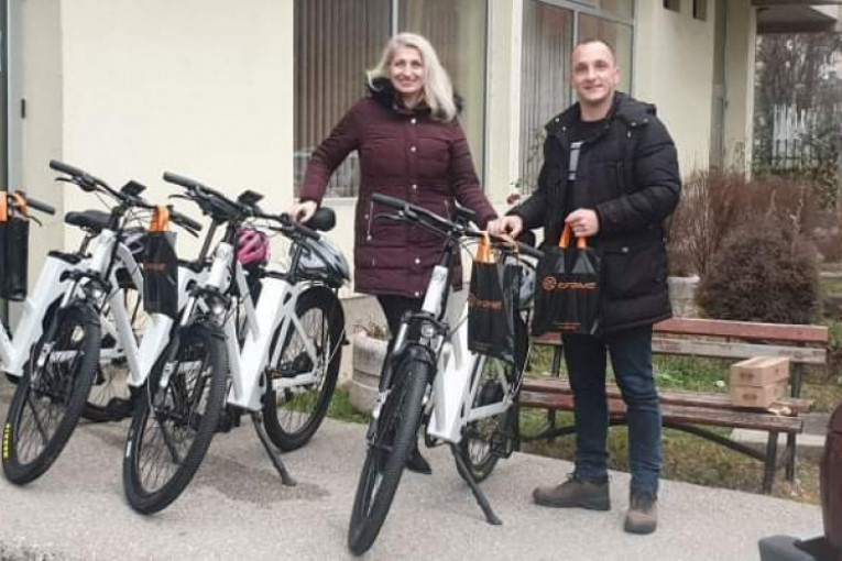 Geronto-domaćice u Priboju dobile na poklon električne bicikle: Da lakše i brže stignu do starijih kojima je potrebna pomoć