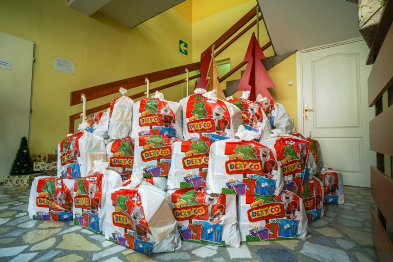 Tradicionalna humanitarna akcija „Novogodišnja kutija”: Podeljeno 1.000 paketića za mališane