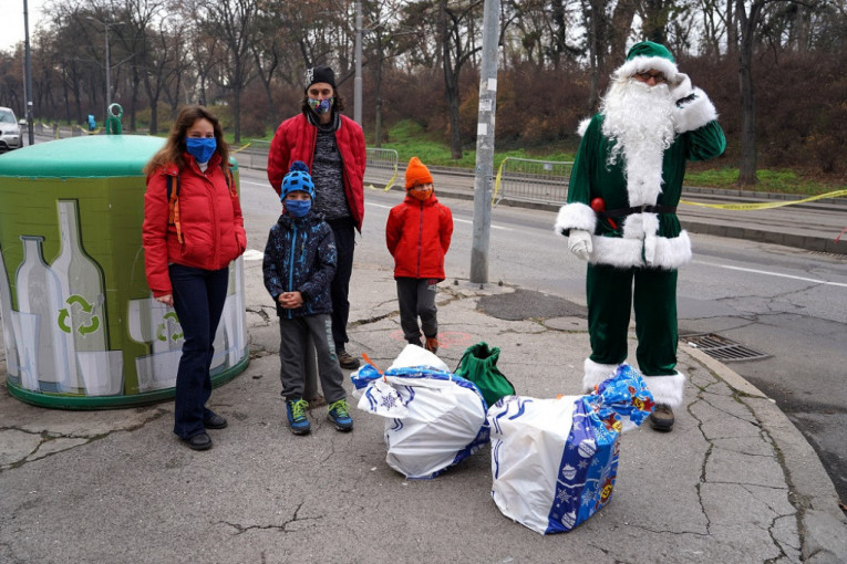 "Eko" Deda Mraz uručio mališanima paketiće: Igračke dobili blizanci (7) koji su pomagali "Gradskoj čistoći"