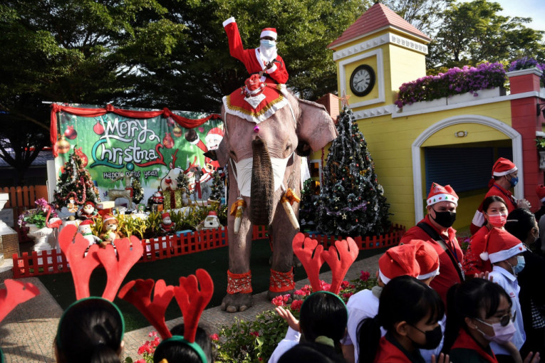 Tajlandski Deda Mraz ne vozi se u sankama već jaše slona