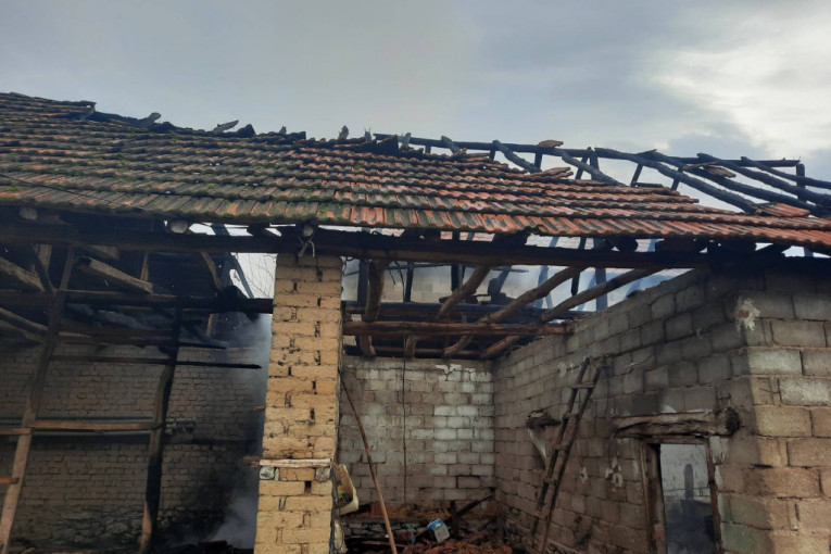 Napad na srpsku porodicu: Zapaljen pomoćni objekat, kuća obijena (FOTO)