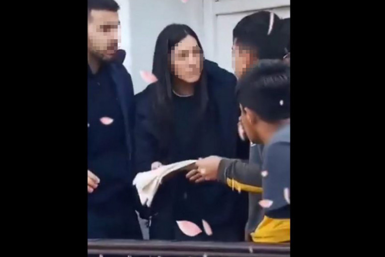 Terali radnicu Komesarijata da poljubi prostirku za molitvu: Uhapšeno pet migranata
